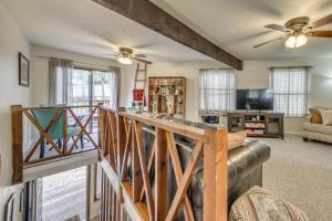 Et tv og/eller underholdning på Ruidoso Home with Balcony about 16 Mi to Ski Apache!