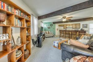 Et opholdsområde på Ruidoso Home with Balcony about 16 Mi to Ski Apache!