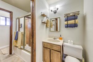 Et badeværelse på Ruidoso Home with Balcony about 16 Mi to Ski Apache! + 17 billeder