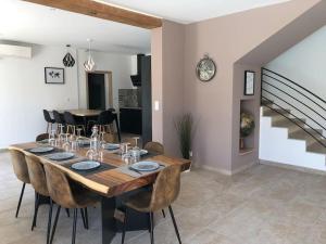 - une salle à manger avec une table et des chaises en bois dans l'établissement Superbe villa neuve à 5 mn du centre, à Saint-Rémy-de-Provence