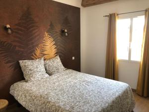 - une chambre avec un lit et un grand mur dans l'établissement Superbe villa neuve à 5 mn du centre, à Saint-Rémy-de-Provence