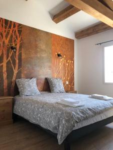 - une chambre avec un grand lit et un mur en bois dans l'établissement Superbe villa neuve à 5 mn du centre, à Saint-Rémy-de-Provence
