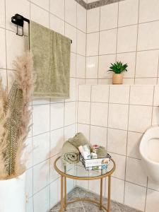 een badkamer met een tafel, een wastafel en een toilet bij Panorama-Refugium in Bad Koetzting