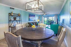 Ruang duduk di Ocean Serenity, Unit #102