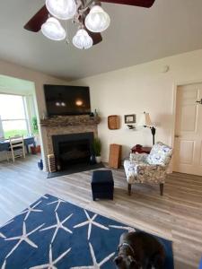 TV a/nebo společenská místnost v ubytování 3 bedroom artists escape, with craft area and pool + 70 fotografií