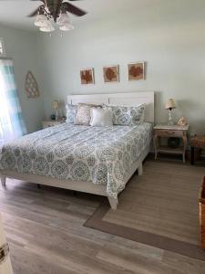 Postel nebo postele na pokoji v ubytování 3 bedroom artists escape, with craft area and pool