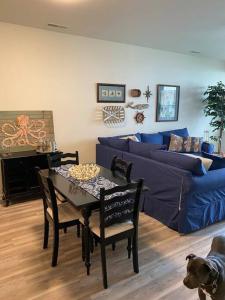 Posezení v ubytování 3 bedroom artists escape, with craft area and pool