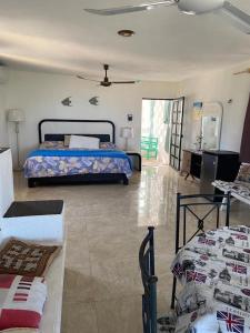 um quarto com uma cama e uma sala de estar em Casa Ibiza Celestun em Celestún