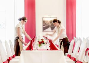 une mariée et une mariée qui découpe leur gâteau de mariage dans l'établissement Hotel Hilling, à Papenbourg