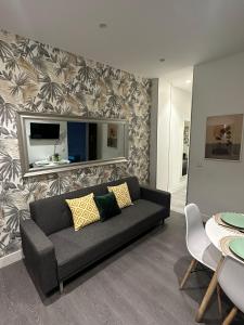 ein Wohnzimmer mit einem Sofa und einem Tisch in der Unterkunft Apartamento 1 hab en La Latina - Madrid Centro in Madrid