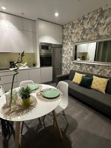 Apartamento 1 hab en La Latina - Madrid Centro في مدريد: غرفة معيشة مع طاولة وأريكة