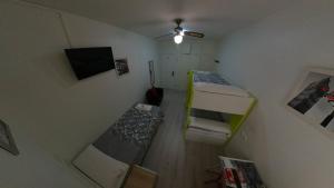 an overhead view of a room with two bunk beds at Pensión Pamplonabeds in Pamplona