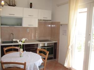 Kuchyň nebo kuchyňský kout v ubytování Apartments Niksa