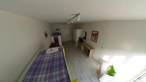 an empty room with a pool in the middle of a room at Pensión Pamplonabeds in Pamplona