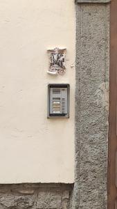 Nel Cuore del Borgo في فيتورشيانو: نافذة على جانب المبنى
