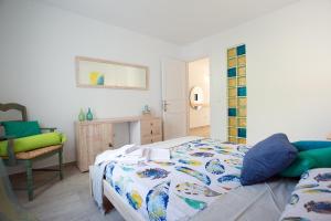 コスタ・テギセにあるPrimaveraのベッドルーム1室(ベッド1台、椅子付)
