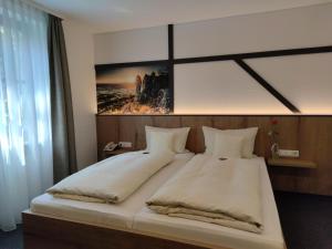 Postel nebo postele na pokoji v ubytování Hotel zur Post e.K.