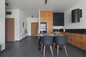 Kuchyňa alebo kuchynka v ubytovaní Apartament 1N2 taras z widokiem - Sun&Sport