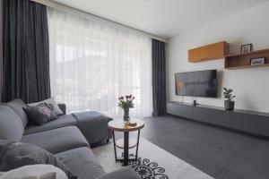 Televízia a/alebo spoločenská miestnosť v ubytovaní Apartament 1N2 taras z widokiem - Sun&Sport