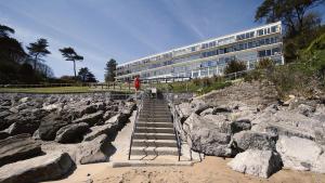 ein Gebäude mit einer Treppe vor einem Felsen in der Unterkunft Redcliffe Apartments G in Bishopston