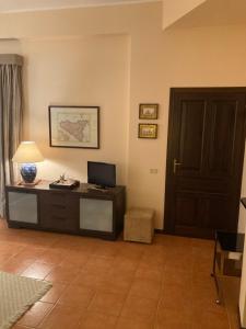 a room with a desk with a television and a door at A Taormina da Paolo in Taormina