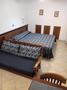 Schlafzimmer mit einem Bett, einem Tisch und Stühlen in der Unterkunft B&B da Giorgia in Crodo