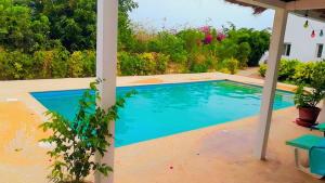 A piscina localizada em La case ronde avec Piscine -Ndayane ou nos arredores