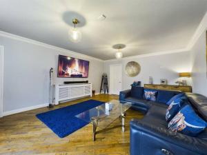 - un salon avec un canapé et une table dans l'établissement -- Huge -- 5-bedroom home & Private Gym by Tailored Accommodation, à Swansea