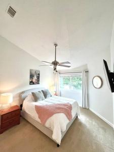 A bed or beds in a room at Modern Rocket City Condo -- 3 min to Mid-City