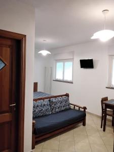 ein Schlafzimmer mit einem Bett in einem Zimmer mit einem Tisch in der Unterkunft B&B da Giorgia in Crodo