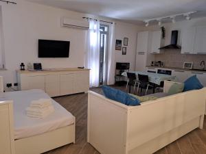 a large living room with a couch and a kitchen at Suite Da Gabry 2 in Olbia