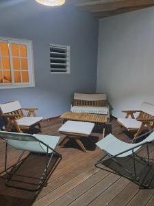 um quarto com cadeiras e cadeiras num quarto em Bekeke em Capesterre