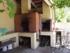 an outdoor brick oven in a house at Quinta do Pina in Guarda