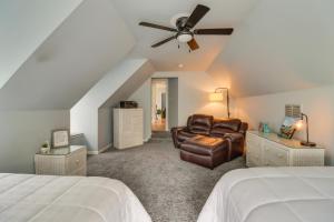 デラウェア・ウォーター・ギャップにあるCalm Columbia Haven Outdoor Pool, Hot Tub!のベッドルーム1室(ベッド1台、椅子、シーリングファン付) +37枚の写真