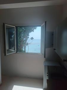 Habitación con ventana y vistas al océano. en Appartamenti La Spiaggia en Gallipoli
