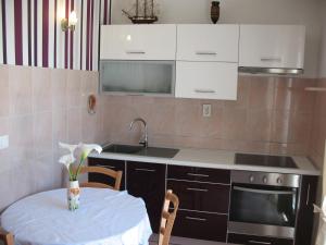 Kuchyň nebo kuchyňský kout v ubytování Apartments Niksa