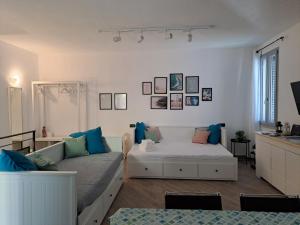 a living room with a bed and a couch at Suite Da Gabry 2 in Olbia