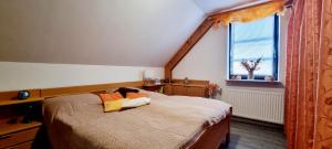 Schlafzimmer mit einem Bett und einem Fenster in der Unterkunft IQBAL-Hütte (die Moorperle) in Beverstedt