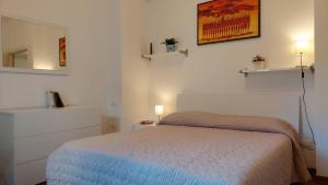 1 dormitorio con cama y espejo en la pared en Casa Vacanze I Leoni Empoli, en Empoli