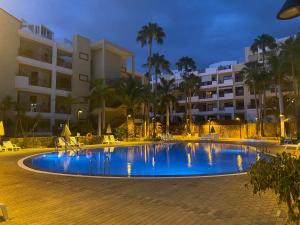 a swimming pool in front of a hotel at night at El Bohemia Tenerife zuid strand rust en 3 zwembaden in Palm-Mar