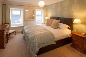 Una cama o camas en una habitación de Roundstone House Hotel