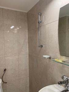 La salle de bains est pourvue d'une douche et d'un lavabo. dans l'établissement Guest Housе Nia Elis Kiten, à Bourgas