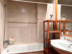 a bathroom with a white tub and a sink at Apartament Els Raiers - L'Amfitriona in Rialp +25 photos