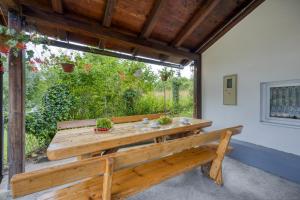 コレニツァにあるHoliday home Veki***の大きな窓付きの客室で、木製のベンチが備わります。