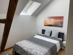 a bedroom with a bed and a painting on the wall at Luxuswohnung Nähe Köln Bonn in Troisdorf