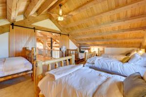Custom Felt Cabin Hot Tub and Teton Mountain Views! : سريرين في غرفة بسقوف خشبية