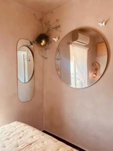 um quarto com um espelho na parede e uma cama em LA TORRE Eco-Suite em Vejer de la Frontera