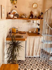 uma cozinha com um lavatório e uma bancada em LA TORRE Eco-Suite em Vejer de la Frontera