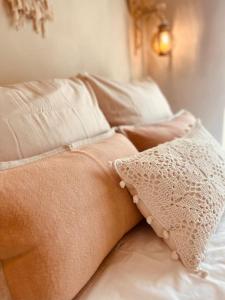 uma cama com duas almofadas em cima em LA TORRE Eco-Suite em Vejer de la Frontera