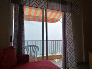 una camera da letto con finestra affacciata sull'oceano di Apartamentos Vista Bahia a Los Cristianos